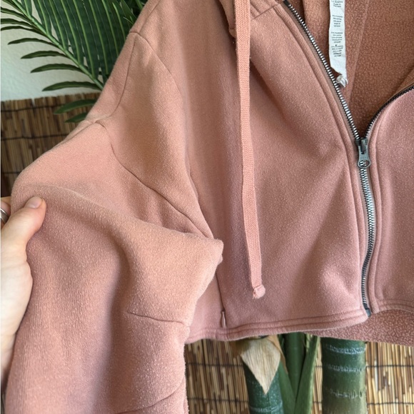 ALO Xtreme Crop Zip Jacket in Dusty Pink - Picture 3 of 6